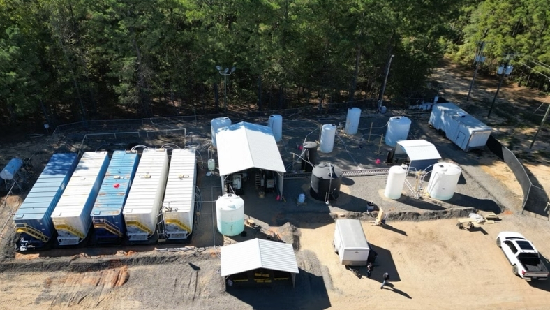 Direct lithium extraction pilot facility with brine tanks